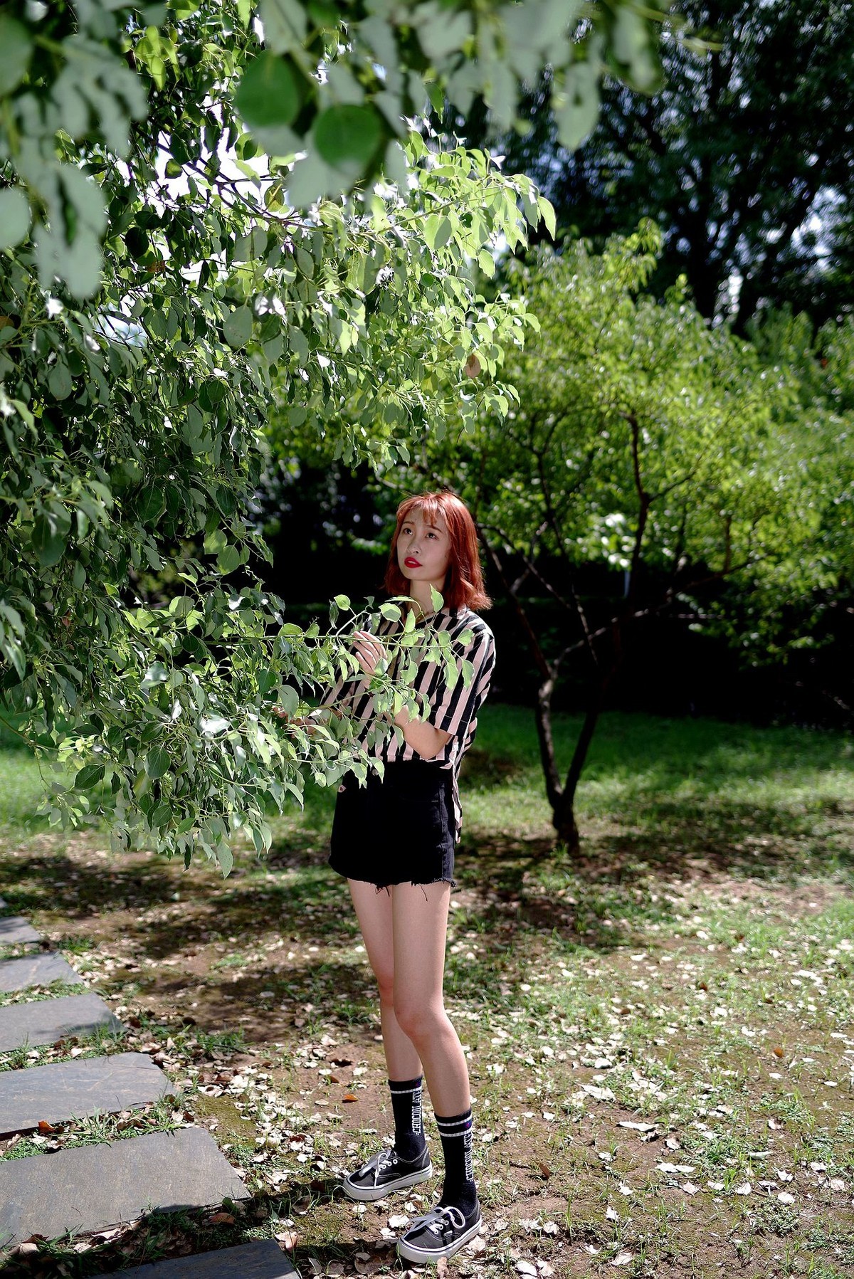 环境人像外拍---绿叶中的美女！。。。。。