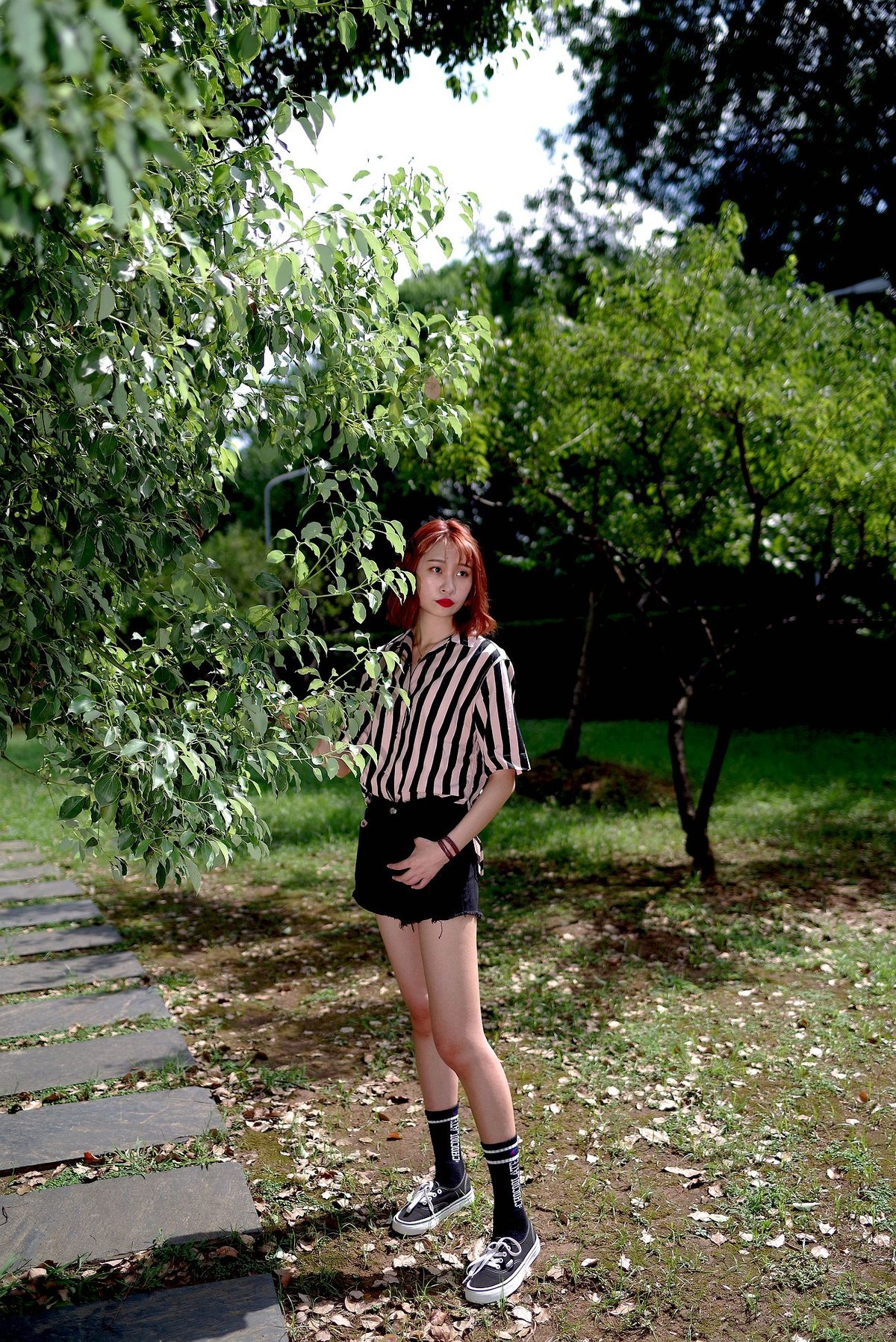 环境人像外拍---绿叶中的美女！。。。。。