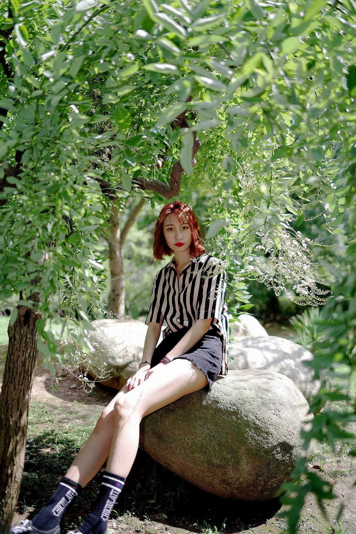 环境人像外拍---绿叶中的美女！。。。。。