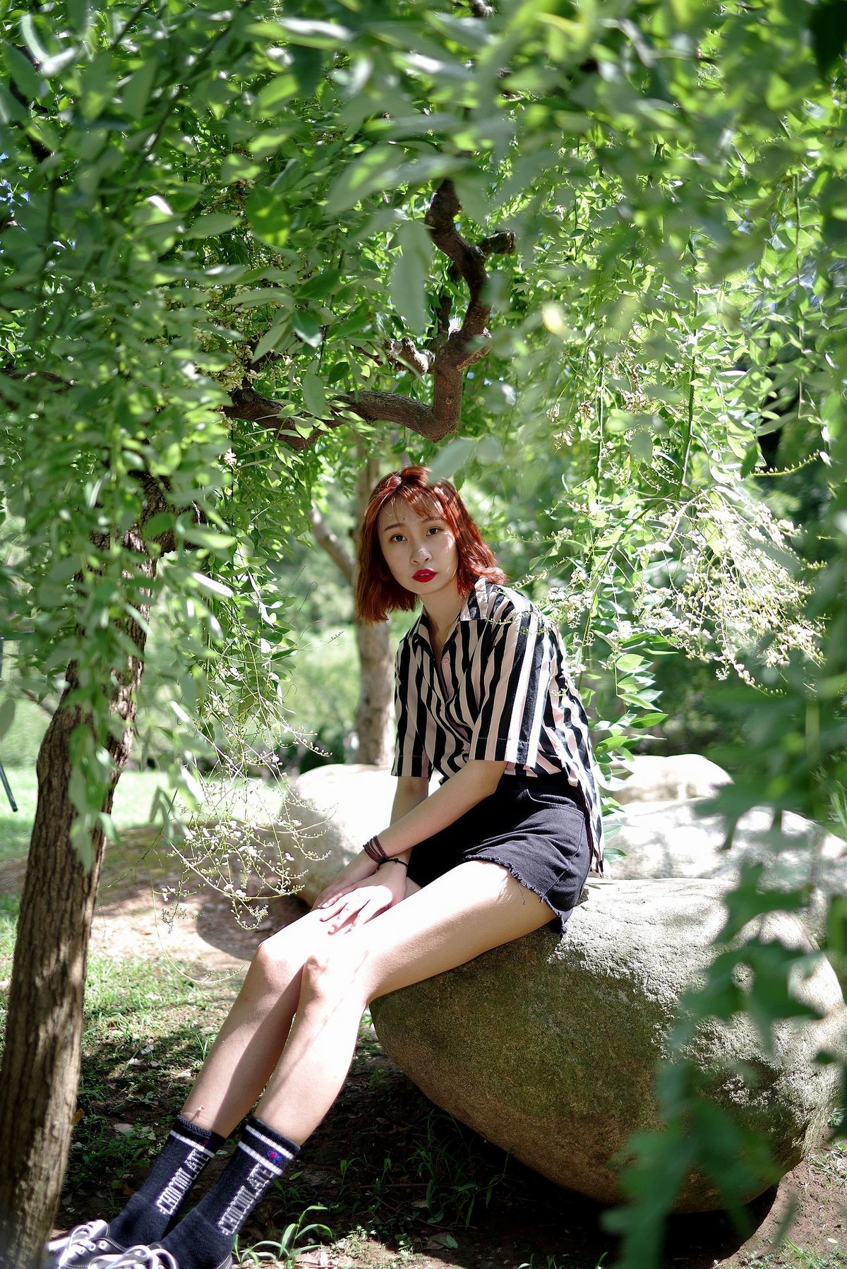 环境人像外拍---绿叶中的美女！。。。。。