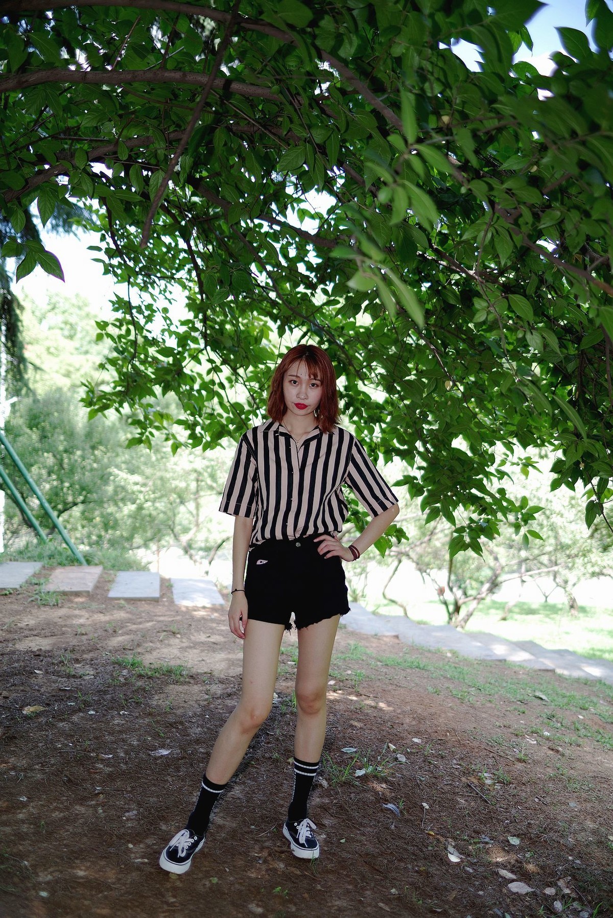 环境人像外拍---绿叶中的美女！。。。。。