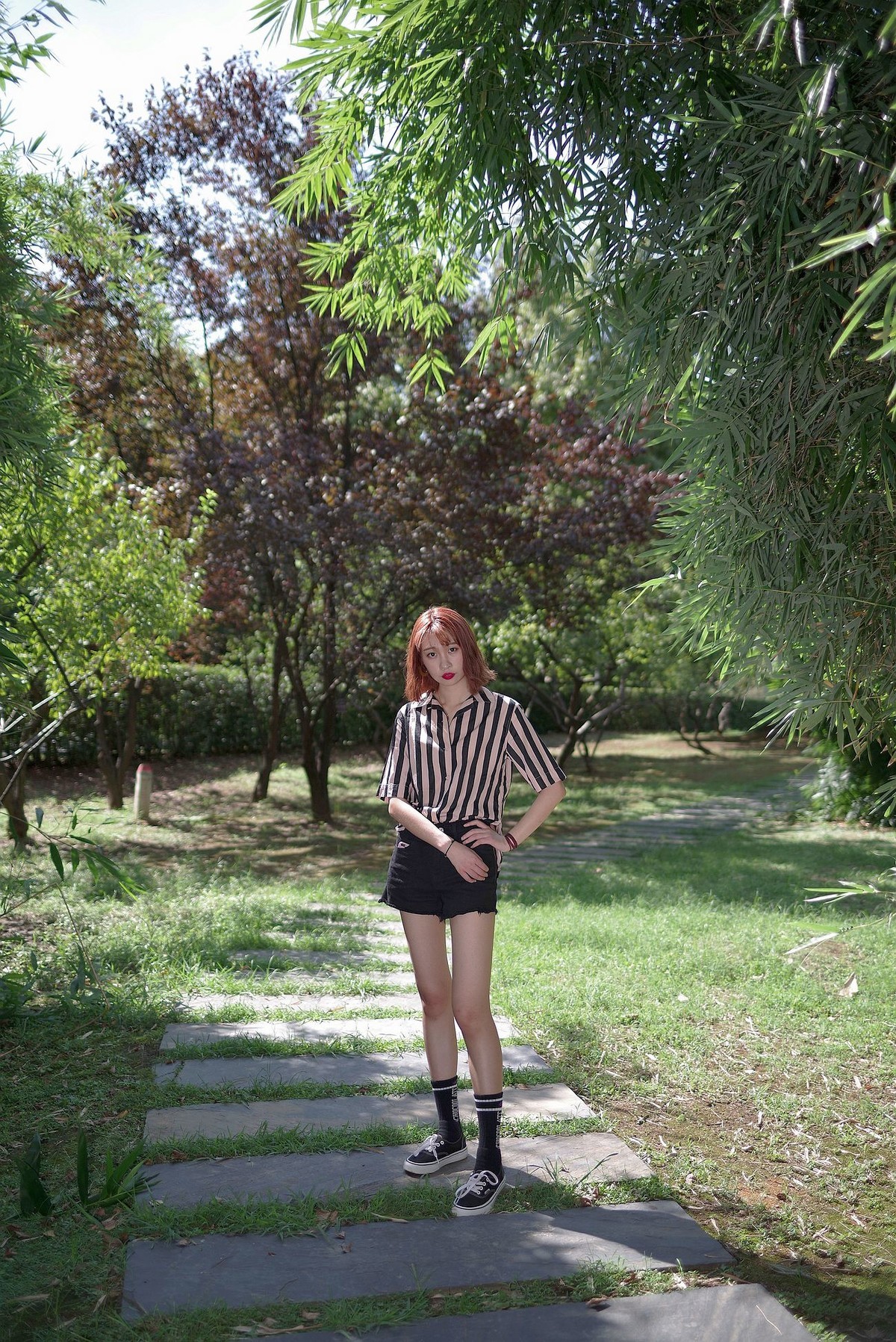 环境人像外拍---绿叶中的美女！。。。。。