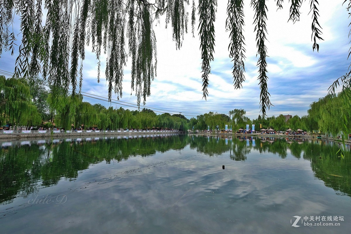 济南《百花洲》。