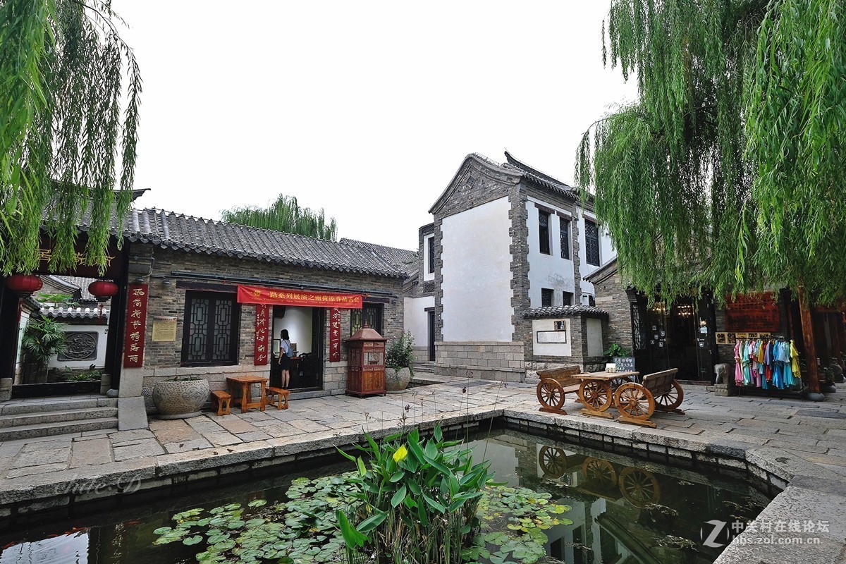 济南《百花洲》。