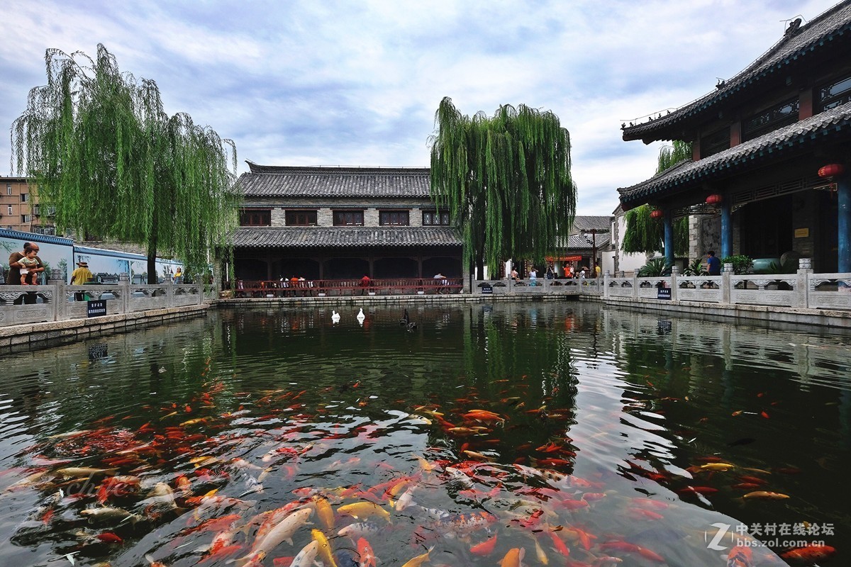 济南《百花洲》。