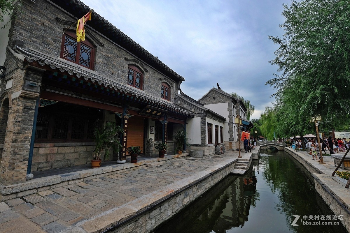 济南《百花洲》。