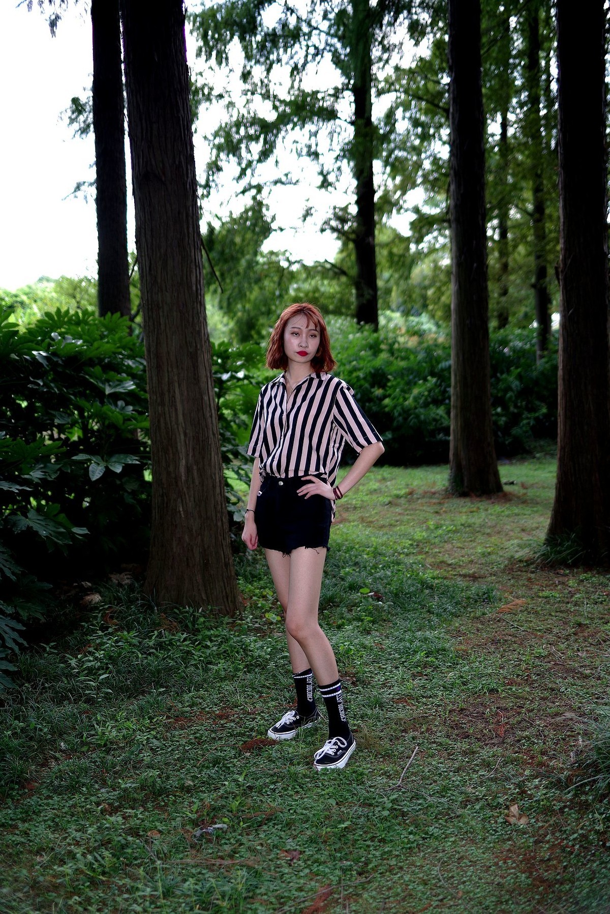 环境人像外拍---绿叶中的美女！。。。。。