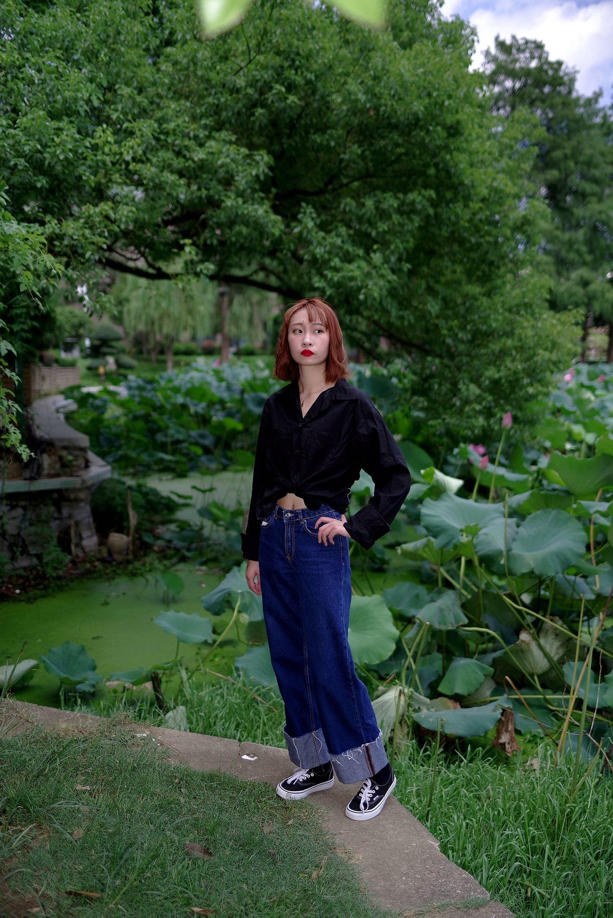 环境人像外拍---绿叶中的美女！。。。。。