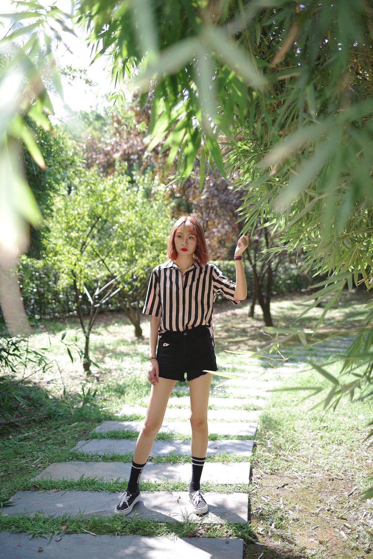 环境人像外拍---绿叶中的美女！。。。。。