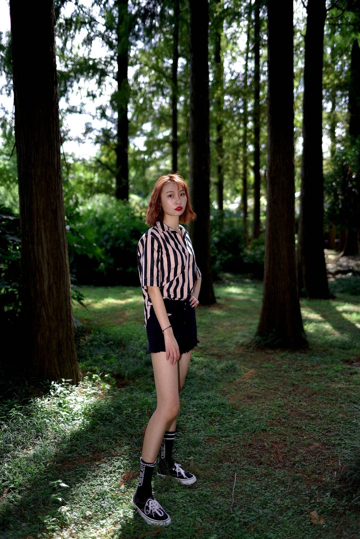 环境人像外拍---绿叶中的美女！。。。。。