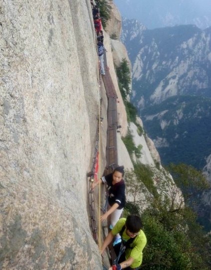 中国最危险的山路:光看图就腿软，很多人走一半就放弃，你敢走吗