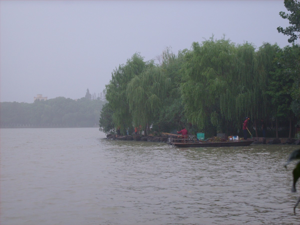 嘉兴南湖（South Lake），位于浙江省嘉兴市，与南京玄武湖和杭州西湖并称为江南三大名湖，素来以“轻烟拂渚