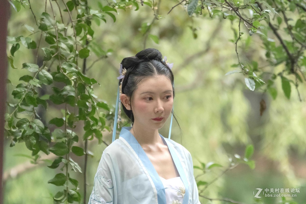 尼康D7500微距，人像，荷花一张小鸟喂食。高感5000在光线好的时候可以用