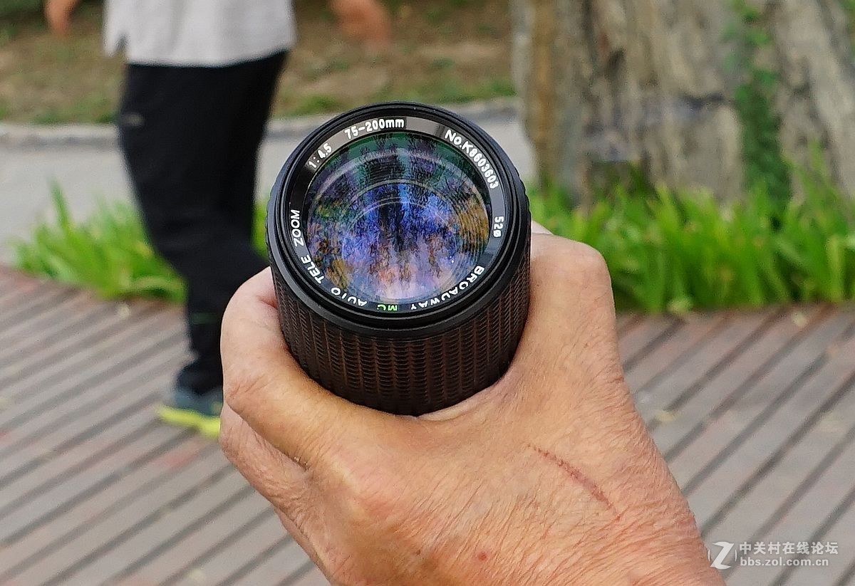 这是什么镜头能上到尼康810上吗？有转接环吗？