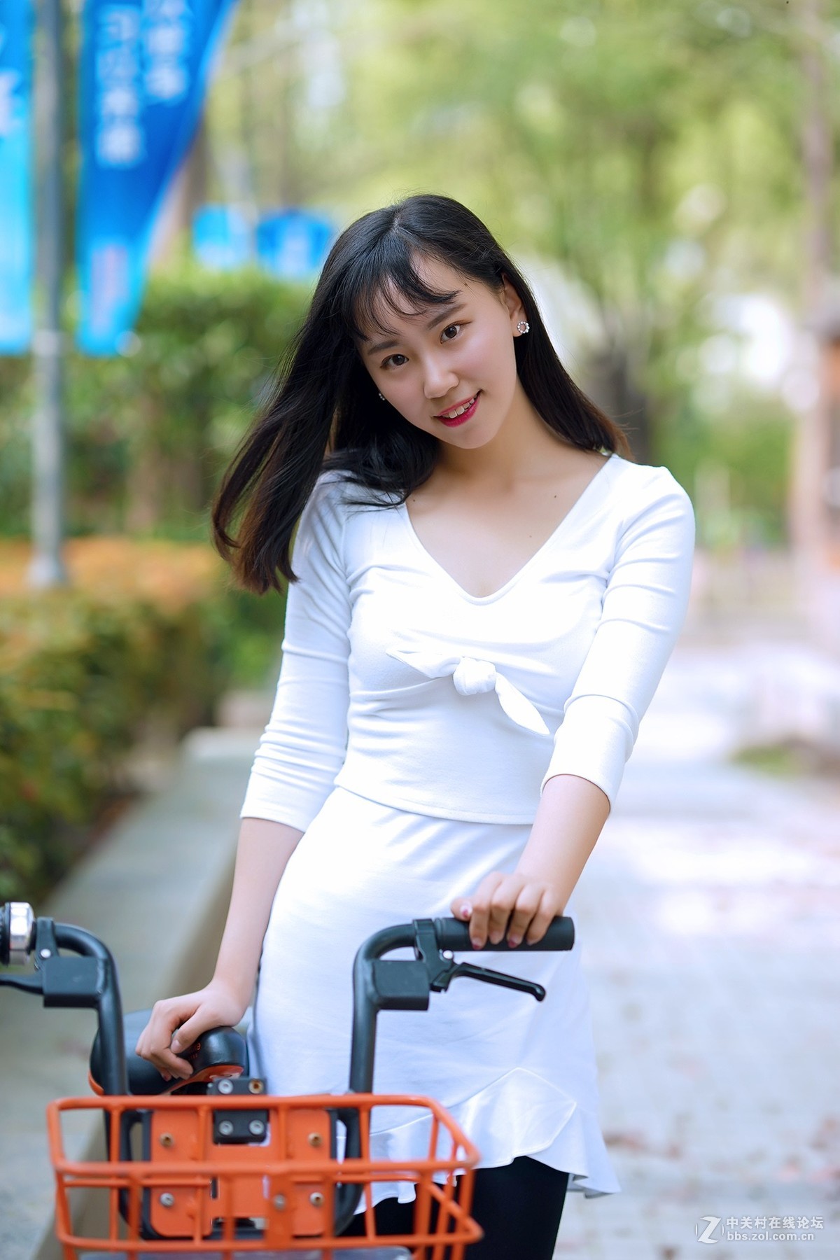骑共享单车的女孩