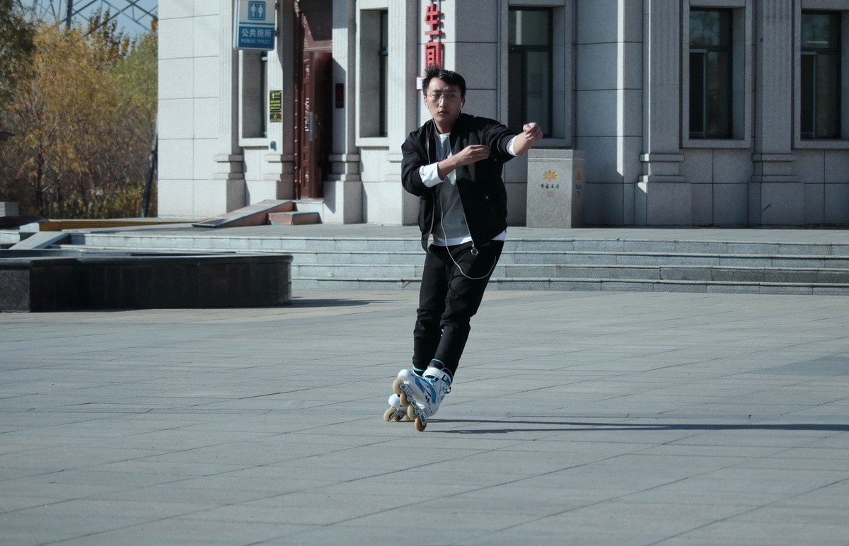 玩技巧的小伙子