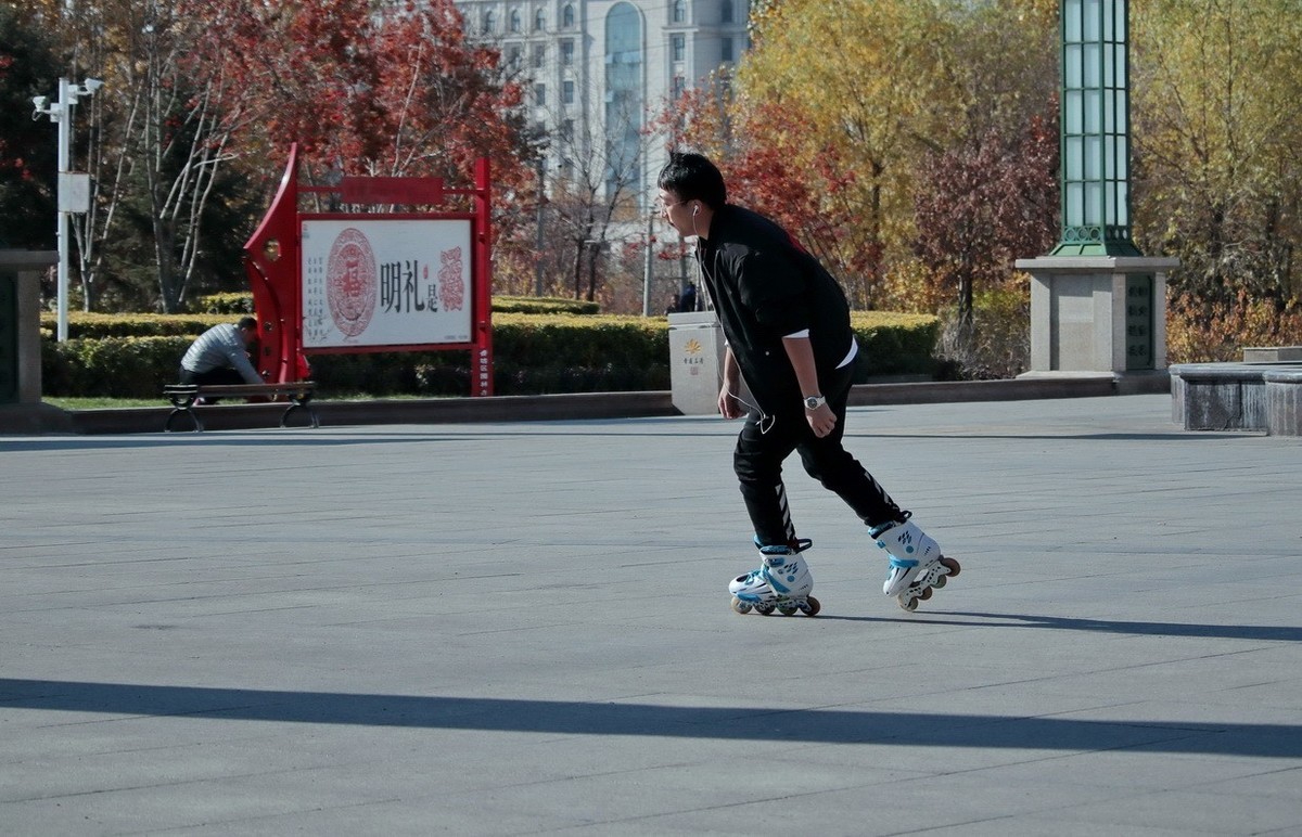 玩技巧的小伙子