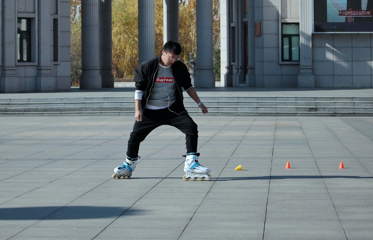 玩技巧的小伙子