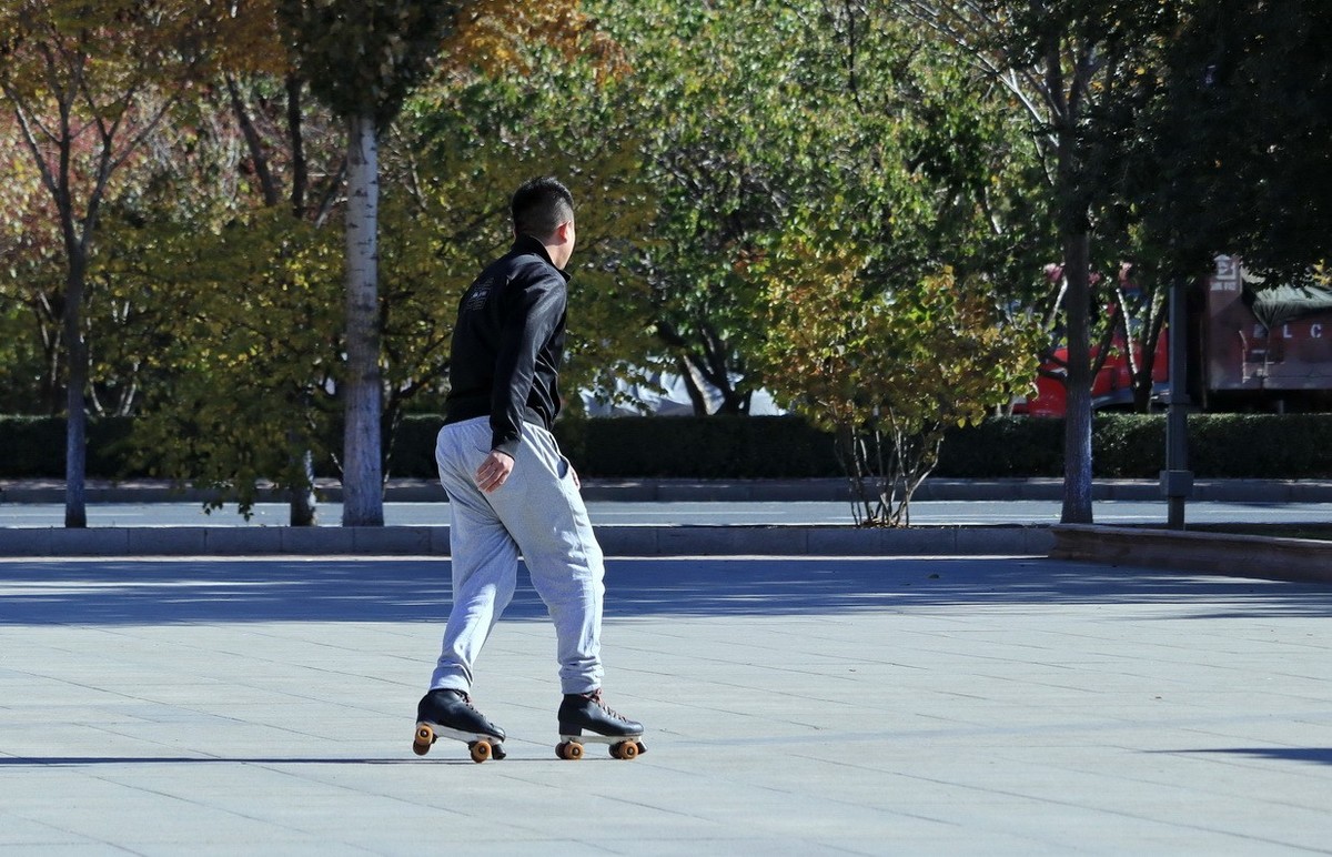 玩技巧的小伙子