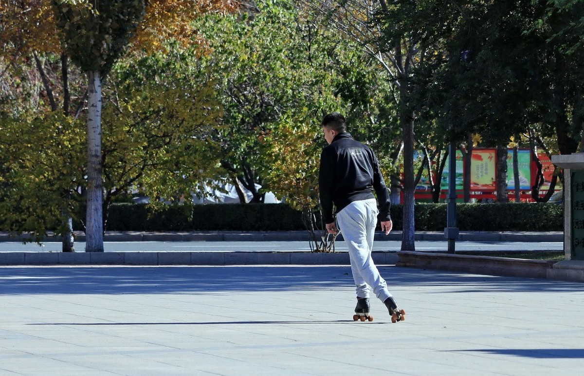 玩技巧的小伙子