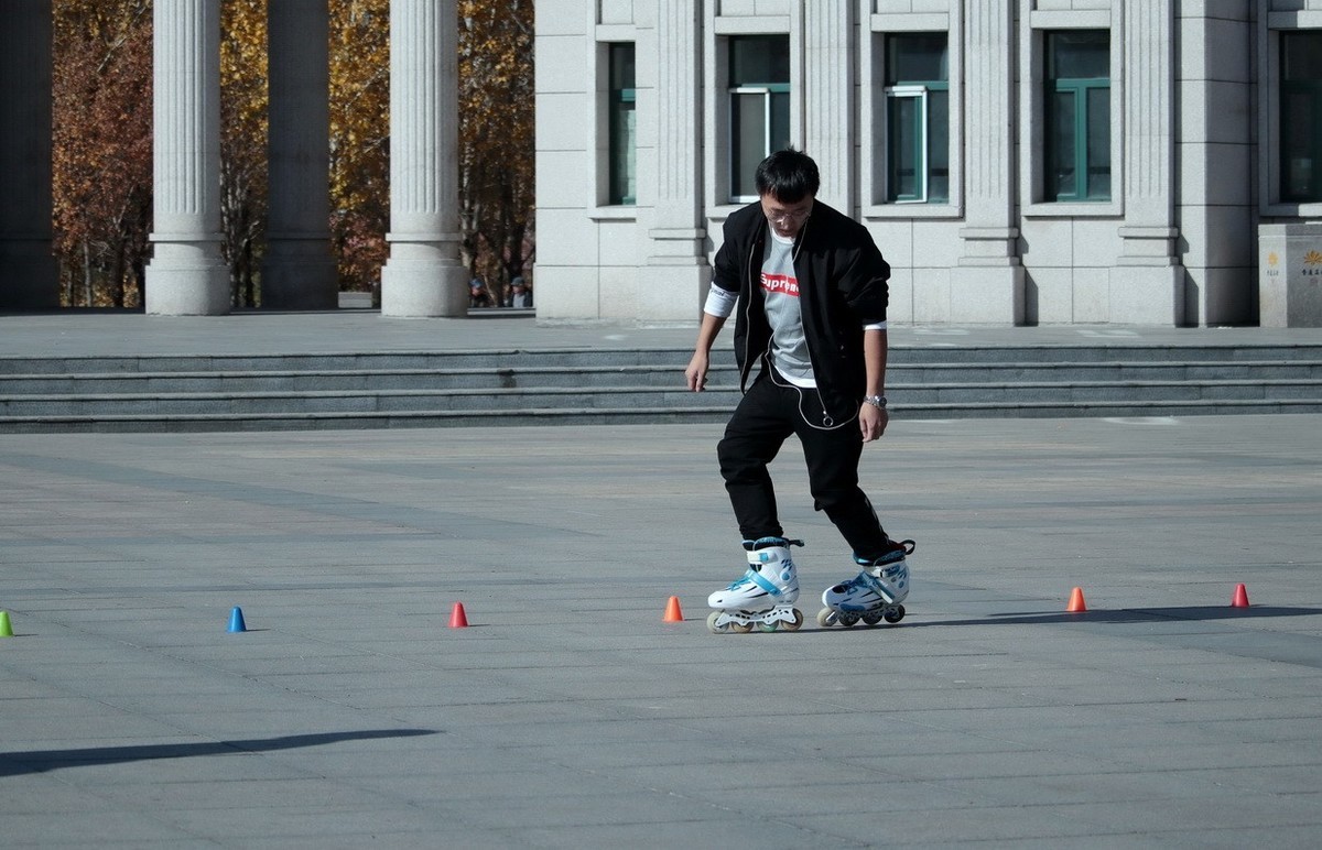 玩技巧的小伙子