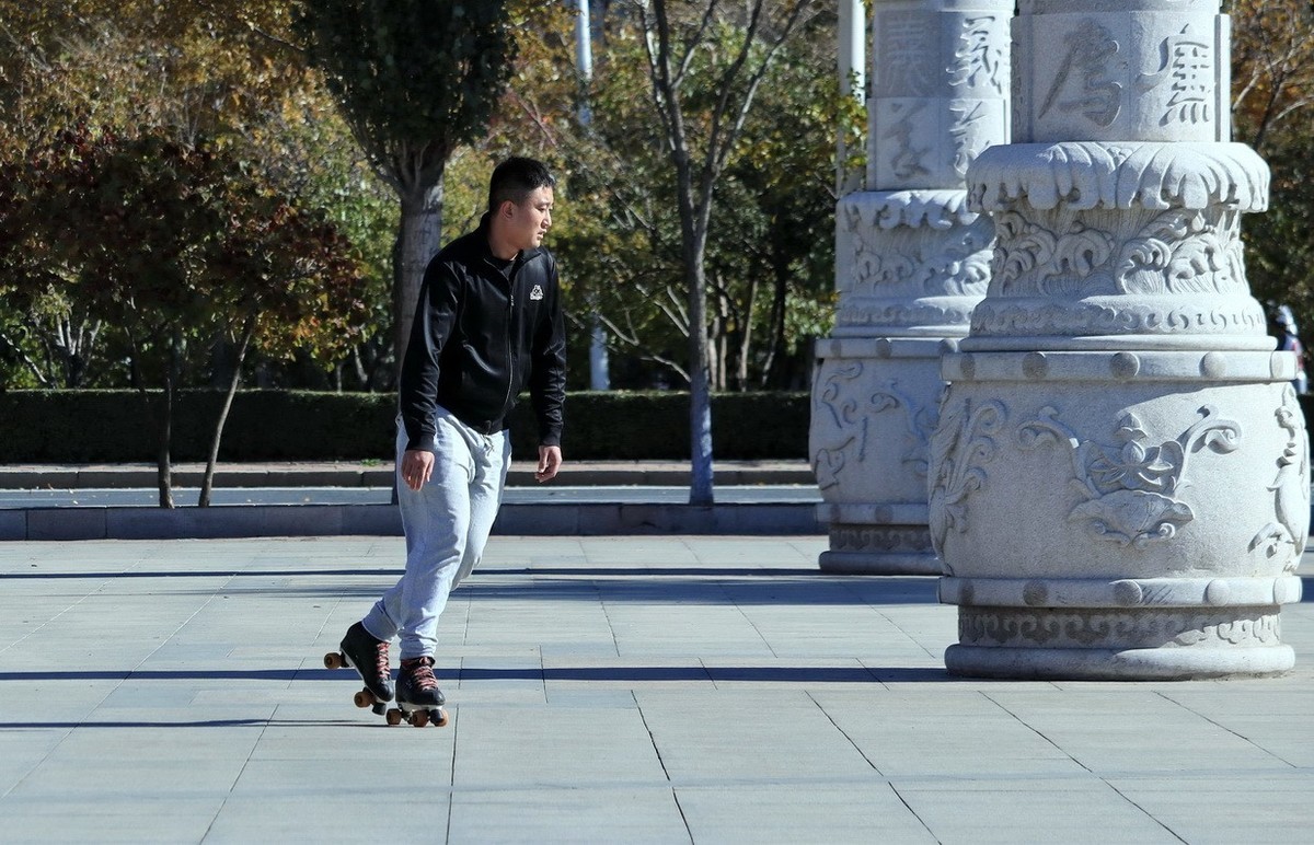 玩技巧的小伙子