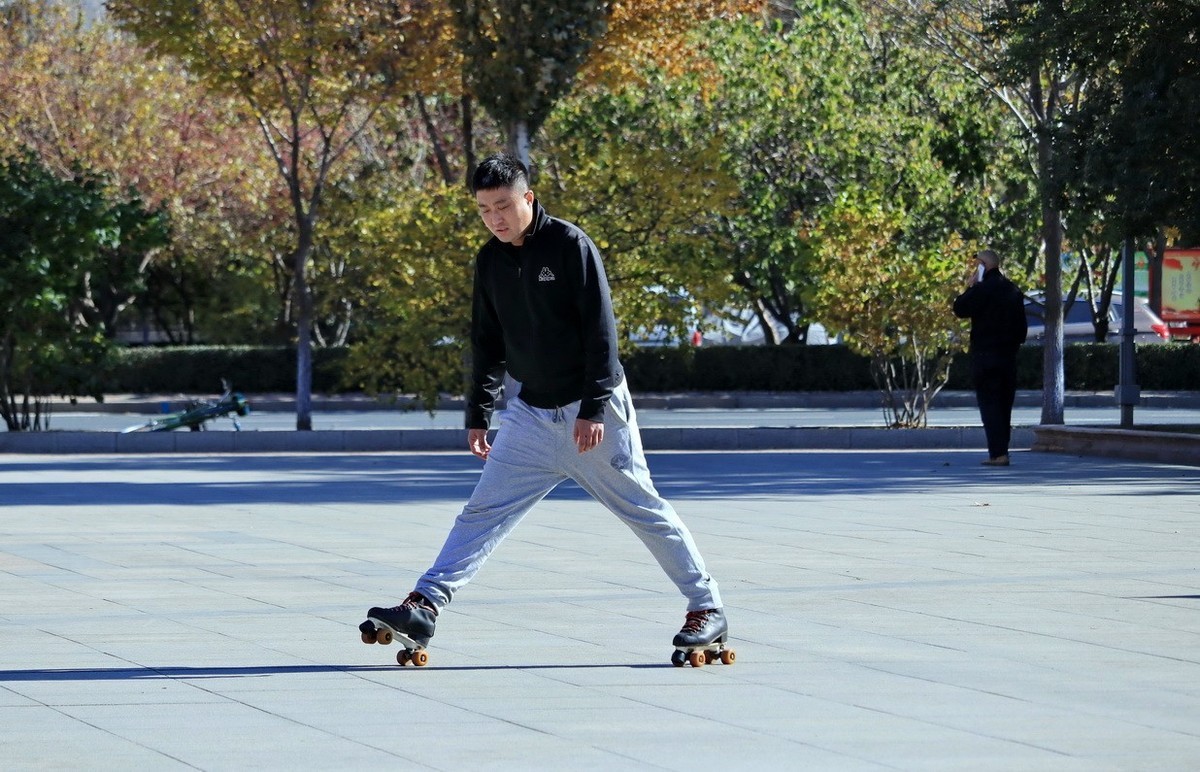 玩技巧的小伙子