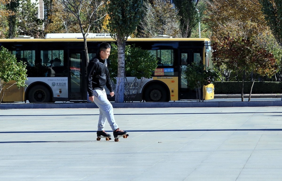 玩技巧的小伙子