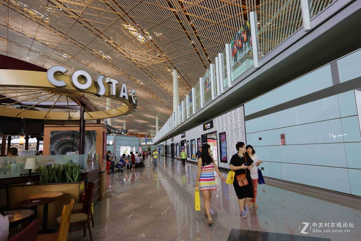 广角下的首都机场3号航站楼候机大厅