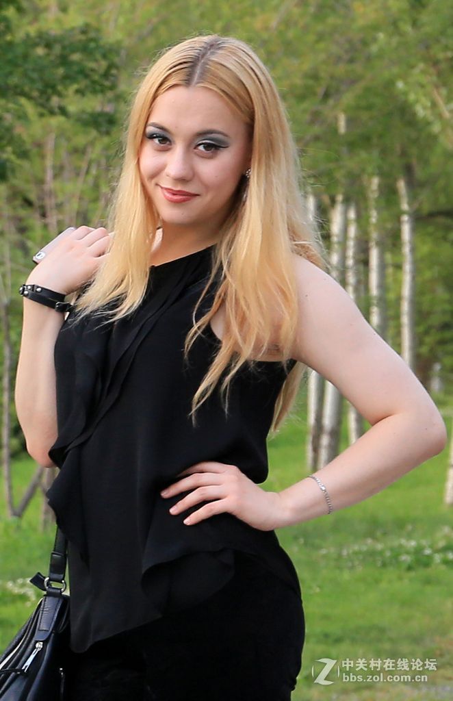 对镜示笑美洋妞