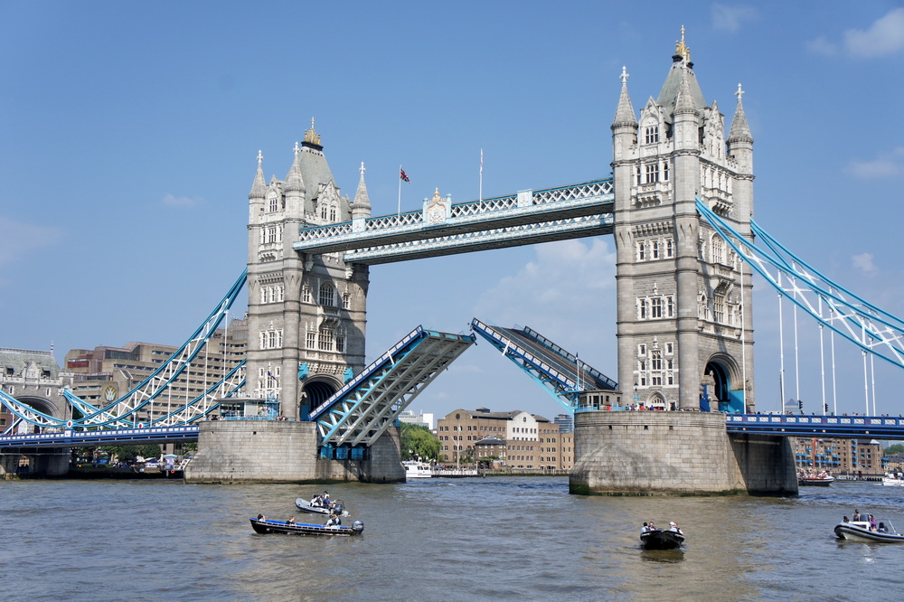 20160605正好赶上伦敦塔桥浮桥的开合