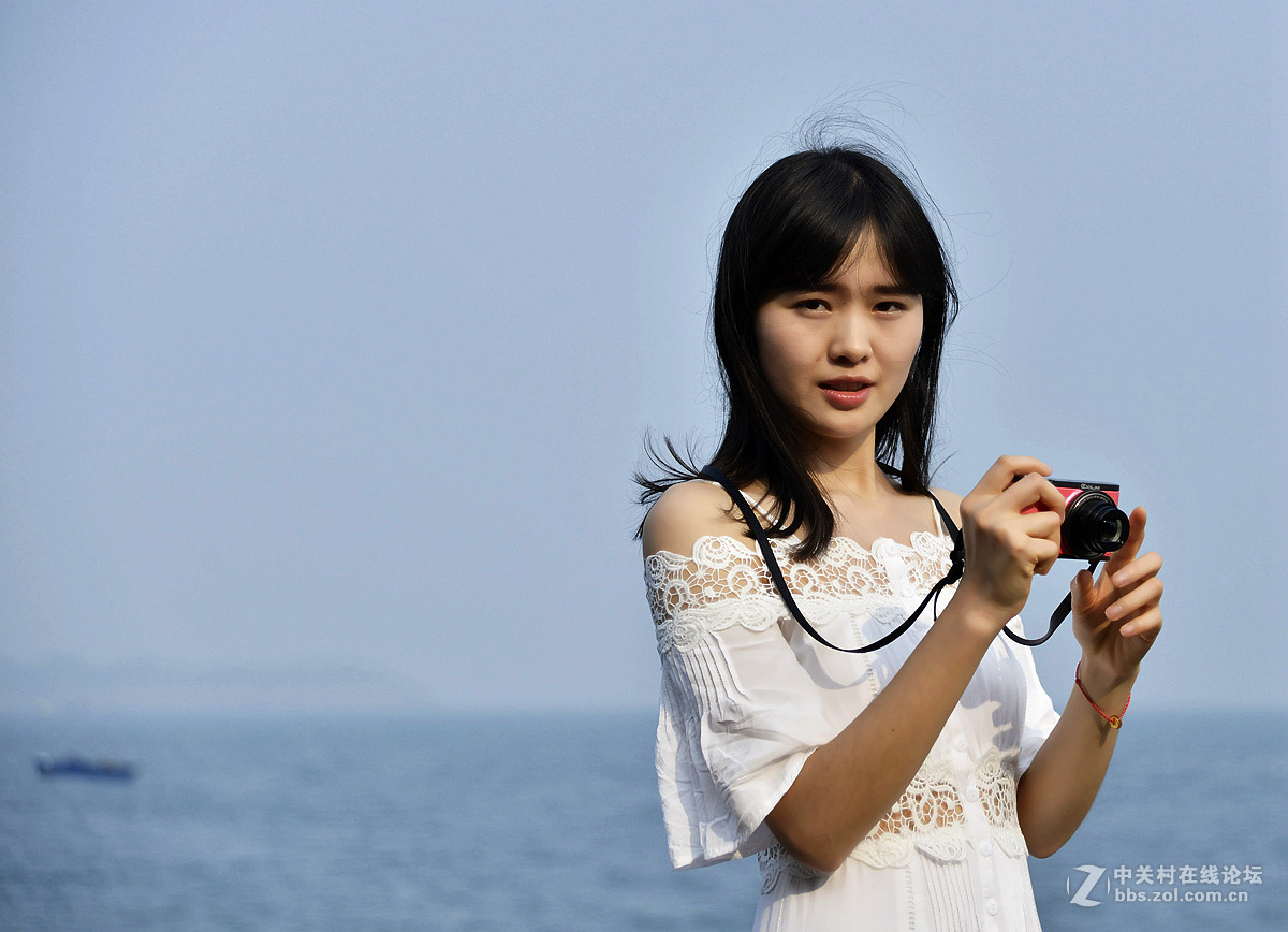 涠洲岛海边拍漂亮女游客