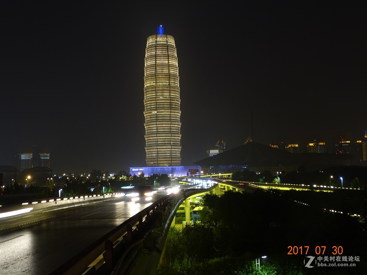 郑州CBD中央公园内的超五星级 万豪酒店  夜景