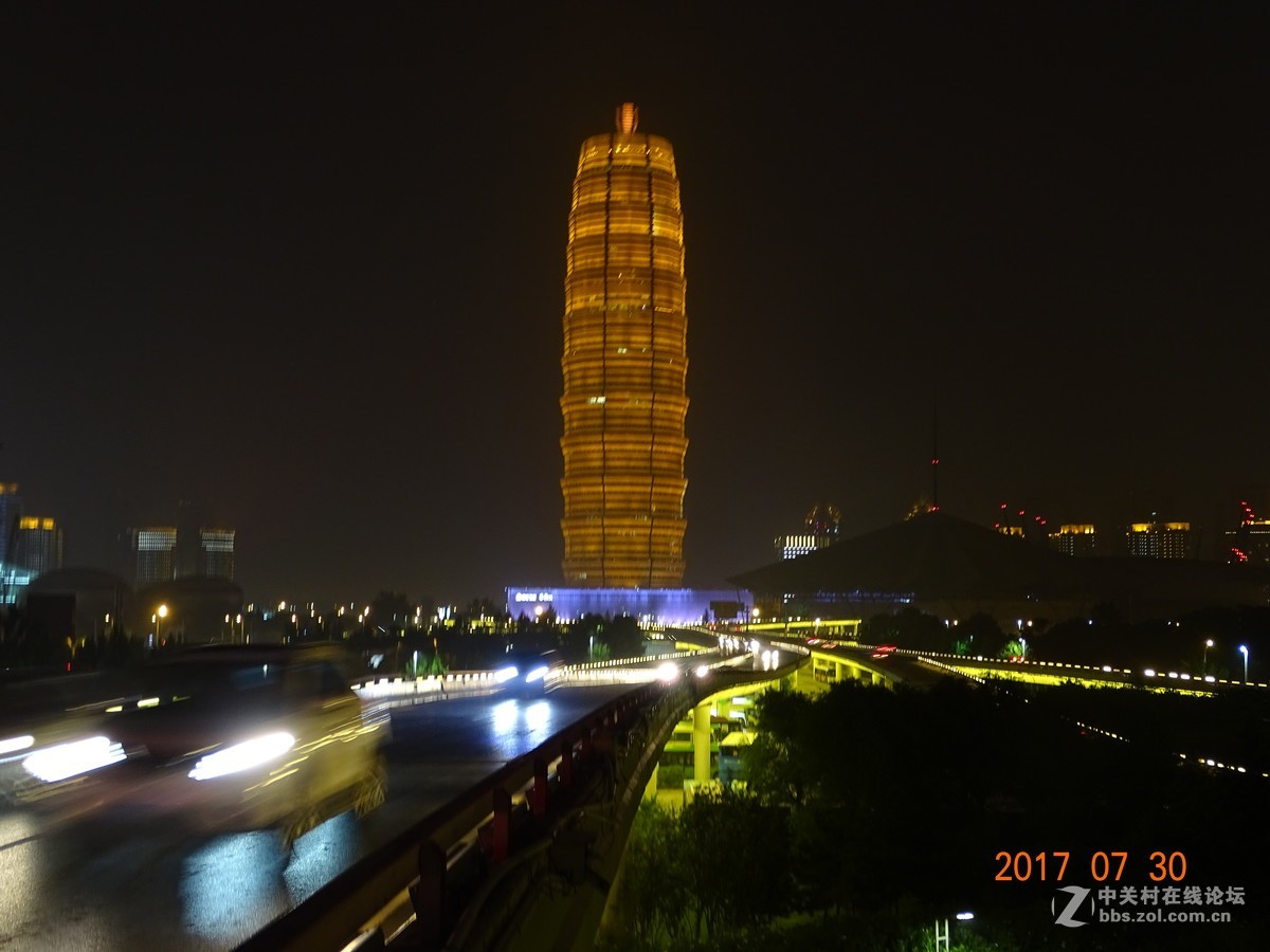 郑州CBD中央公园内的超五星级 万豪酒店  夜景