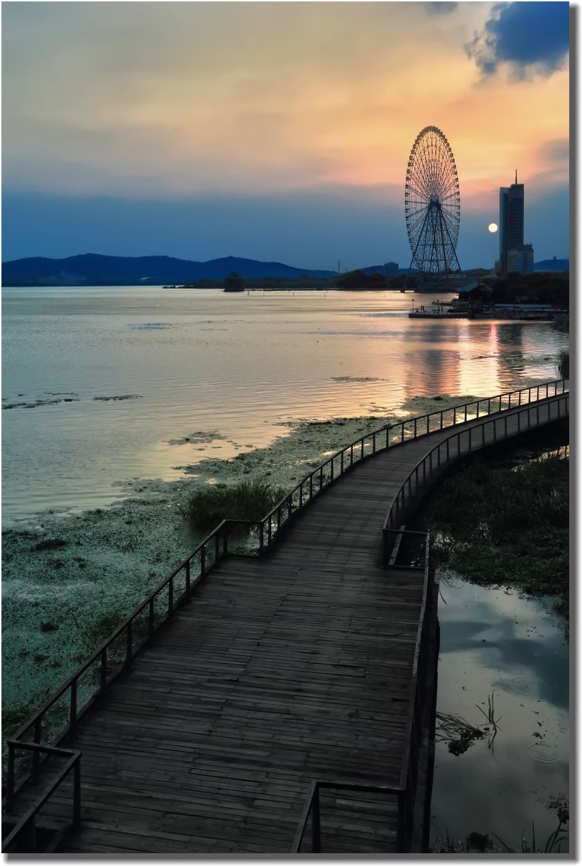 闲荡在湖岸