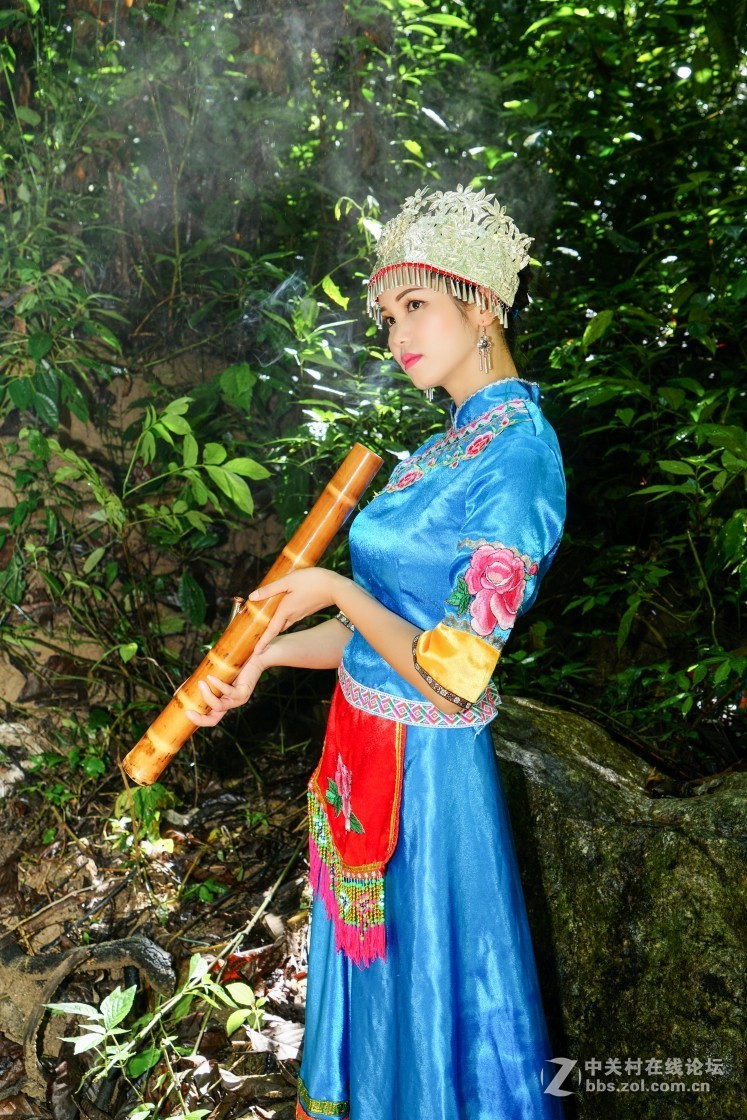 吸水烟筒的女人