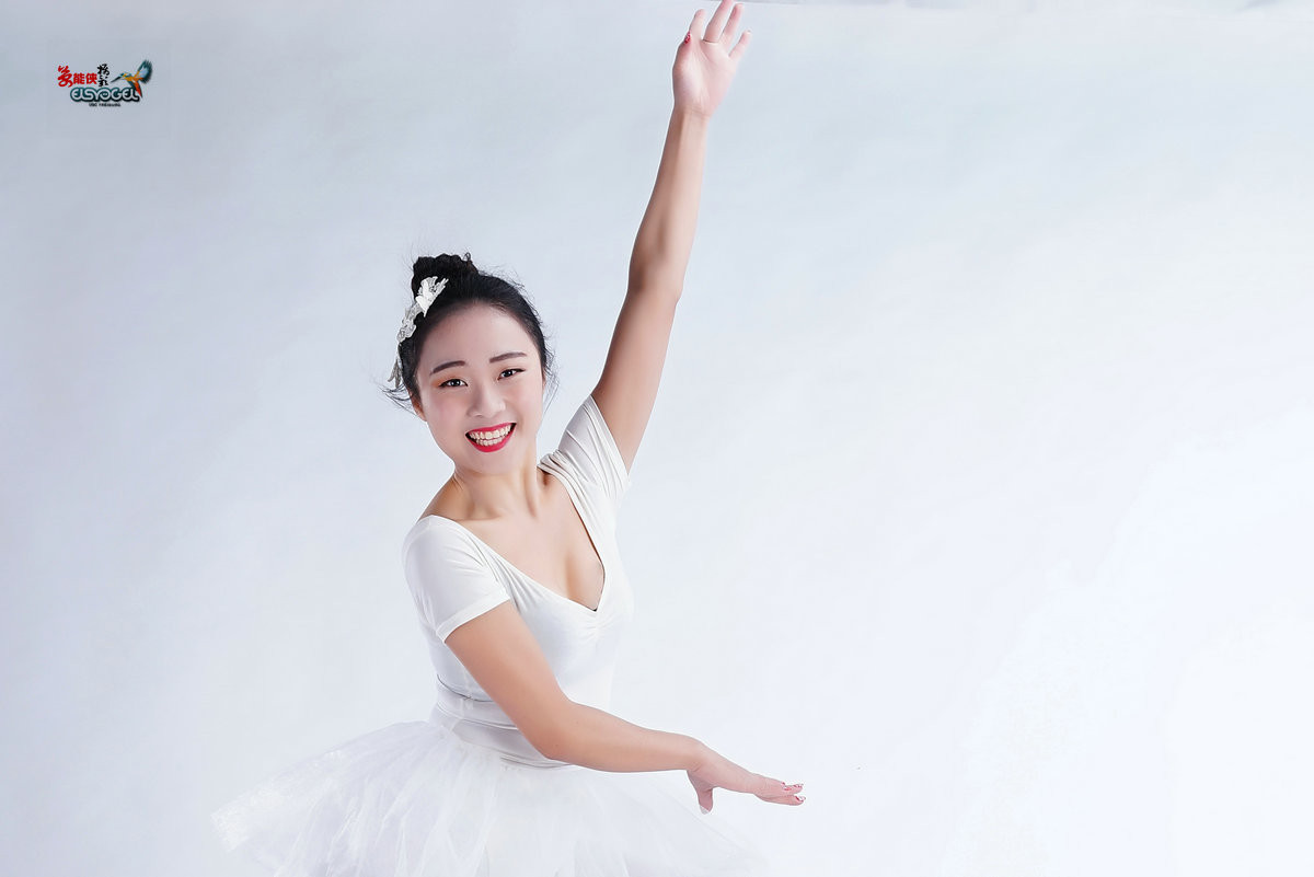 拜年帖【少女舞姿】---莹莹  (续) 祝各位版主.好友新年快乐!身体健康!!