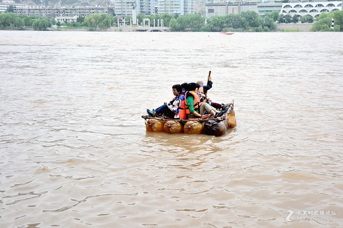 黄河上的羊皮筏子