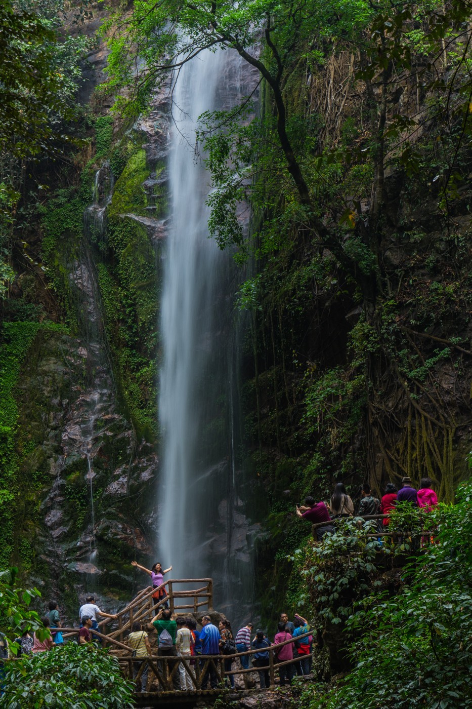 云南瑞丽莫里瀑布