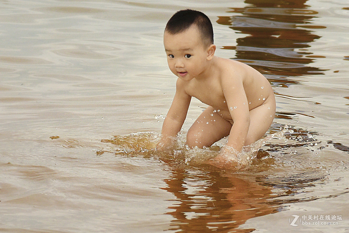 江边小男孩