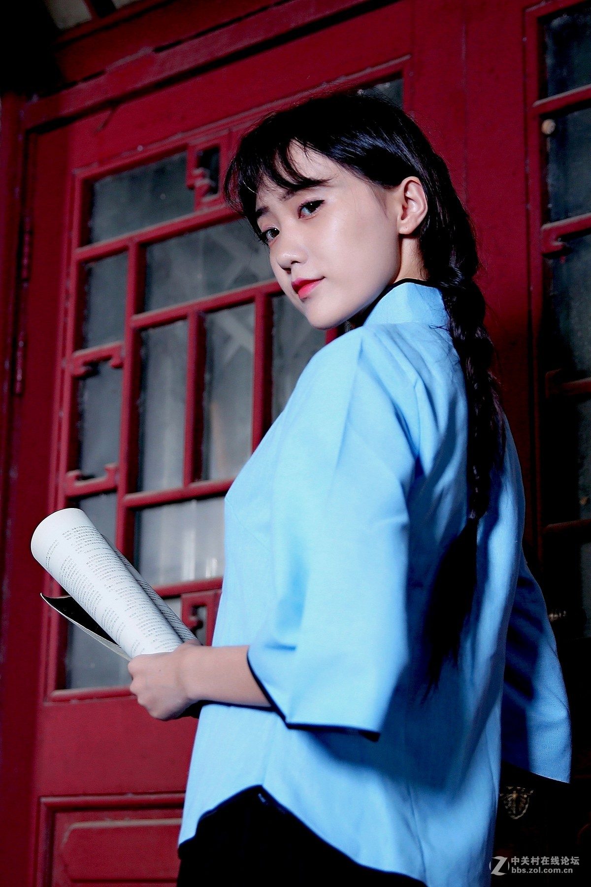 民国风教室门口的女生