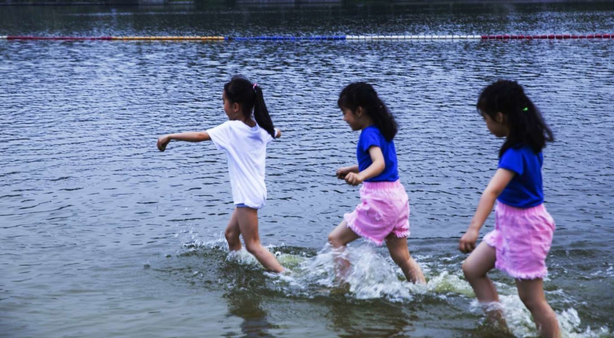 河边孩子多快乐