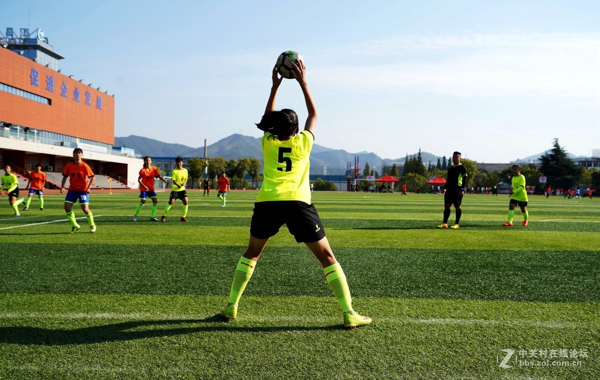 绿茵场上一一翩翩少年挥汗如雨，奋力拼搏