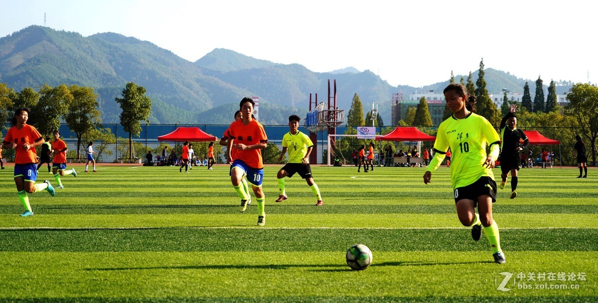 绿茵场上一一翩翩少年挥汗如雨，奋力拼搏