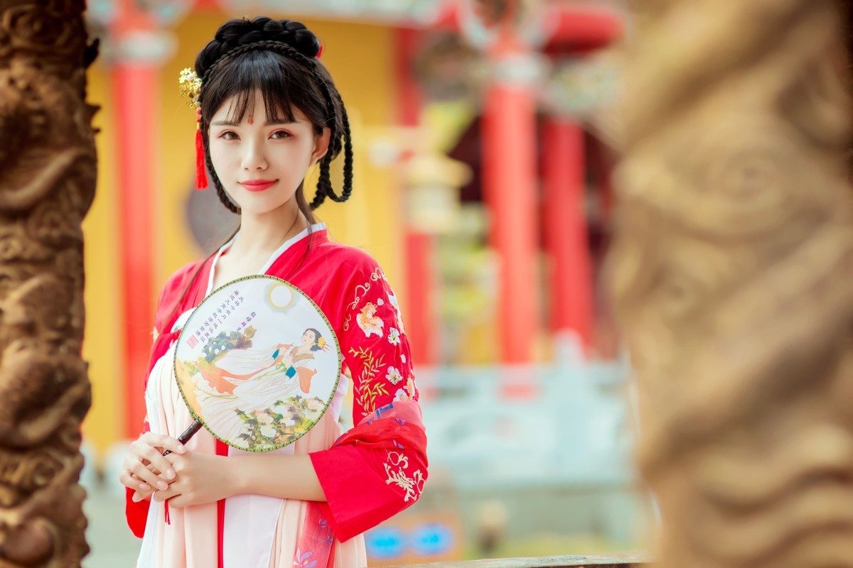 愁恨春归无觅处, 煦风沁香心中来