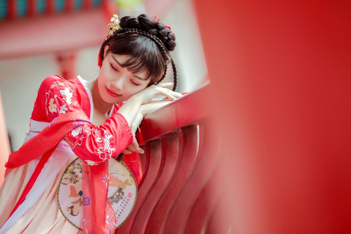 愁恨春归无觅处, 煦风沁香心中来