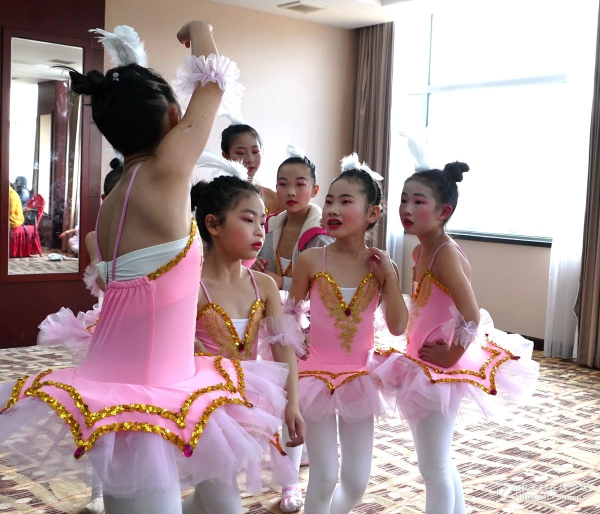 小演员们蹦蹦跳跳等候演岀