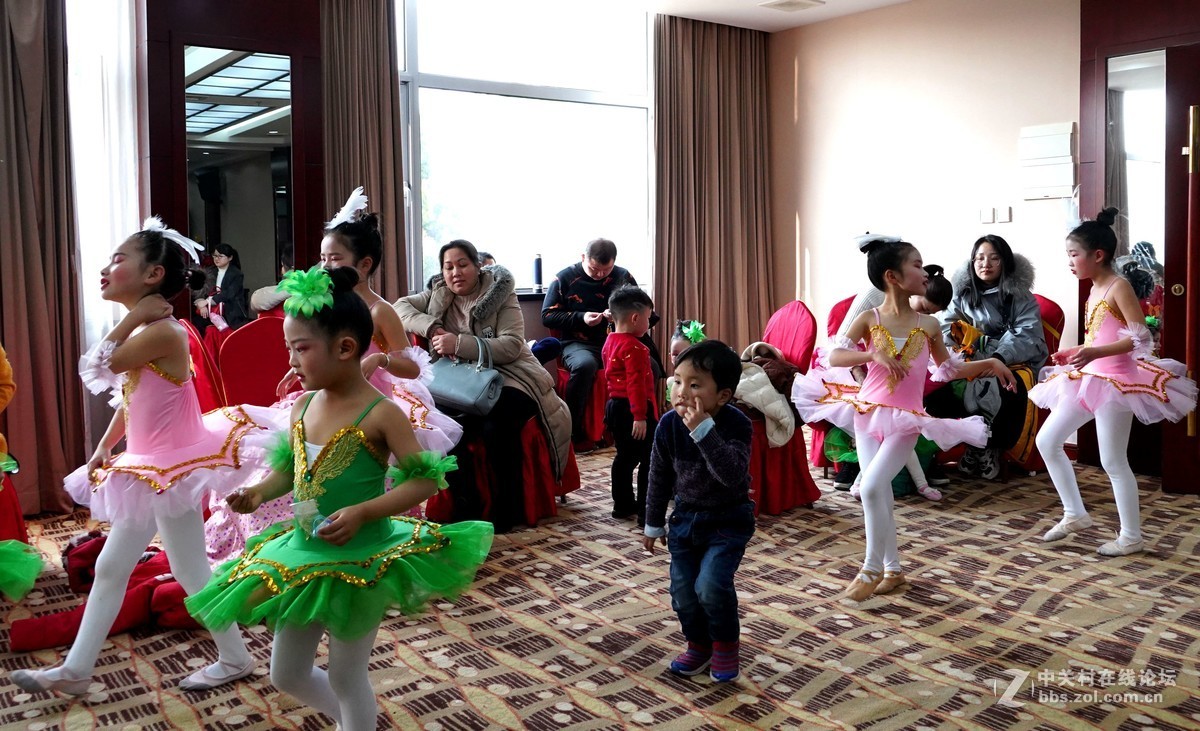 小演员们蹦蹦跳跳等候演岀