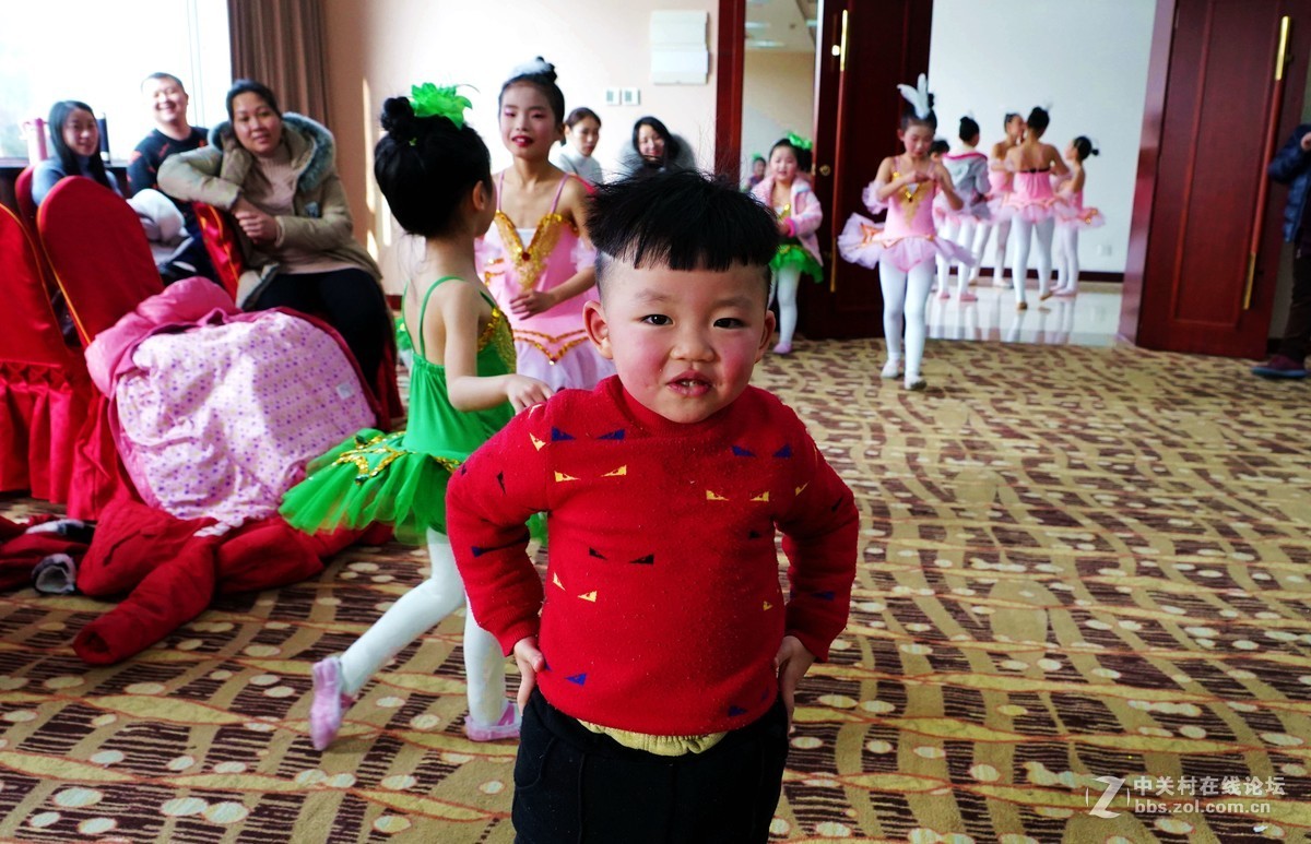 小演员们蹦蹦跳跳等候演岀