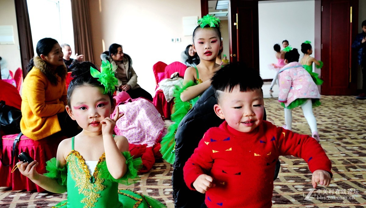 小演员们蹦蹦跳跳等候演岀